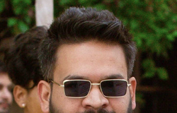 बालेद अहिले देखि नै सुविधा मोहमा पर्न थाले,के यो प्रबृत्तिले मुलुकमा सुशासन ल्याउलान्? —जि. आचार्य २०७९ सालको स्थानीय निकायको निर्वाचनमा काठमाडौं महानगरपालिकाबाट अत्यधिक बहुमत ल्याएर कसैले नसोचेको जित हासिल गरेको तत्कालिन महानगर प्रमुख बालेन शाह रास्वपाको वरिष्ठ नेता र सोही पार्टीबाट भावी प्रधानमन्त्री हुने आशामा झापा क्षेत्र नंंं.५ बाट एमाले अध्यक्ष तथा पूर्वप्रधानमन्त्री केपी शर्मा ओलीसँग सिगौरी खेल्दैछन् । फागुन २१ गते हुने प्रतिनिधि सभाको निर्वाचनमा जित हासिल गर्लान् या नगर्लान् रास्वपा ठूलो पार्टी बन्ला वा नबन्ला त्यो समयले बताउँला ।तर केही मालदार व्यापारीहरु भने बालेन प्रधानमन्त्री होलान् र उनबाट सकेसम्म फाइदा लिउला भनेर अहिले देखि नै सुविधा सम्पन्न र महँगो गाडीहरु उपहार दिएर बालेनको मन जित्न खोजिरहेका छन् । काठमाडौं महानगरपालिकाको नगरप्रमुख हुँदा उनले कुनै अनियमितता नगरेको भए पनि अब भने अनियमितता तर्फ लाग्ने हुनकी भन्ने छनक व्यापारीले दिएको चर्को मोलको गाडीको उपहार मोहले देखाएको छ । कुनै पनि व्यक्तिले कसैको त्यसै चाकडी गर्दैन । झन् व्यापारीले त गर्ने कुरै भएन । करोडौंको उपहार दिएर अर्बौको फाइदा लिने व्यापारीको मनसाय रहेको हुन्छ । सोही अनुसार अहिले ८ करोड रुपैयाँसम्म पर्ने बागमती प्रदेश ०१०३३ च ४३४३ नम्बरको कालो ल्याण्डरोभर डिफेन्डर टप भेरियन्ट गाडी मालपानीले उपहार दिएको र त्यसै गाडीमार्फत् बालेन चुनावी प्रचारप्रसारमा हिडिरहेको श्र।ेतले जनाएको छ । सो गाडी उपहार दिए वापत निष्क्रिय रुपमा रहेको जनकपुर चुरोट कारखाना कौडीको भाउमा हातपार्ने योजना रहेको पनि उनको पारिवारिक स्रोतबाट थाहा भएको छ । बालेनका यस्तै क्रियाकलाप बढ्दै गए उनी प्रधानमन्त्री भए पनि भ्रष्टहरुले उन्मुक्ति पाउने र जेनजीहरुको सुशासनको सपना अधुरो रहने निश्चित जस्तै भएको छ । मालपानी आफैं स्वच्छ विचारका व्यापारी होइनन् । उनीमाथि झुटो तथा किर्ते विवरण पेश गरी दुई फरक जिल्लाबाट नेपाली नागरिकता लिएको आरोप छ ।