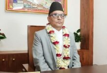 नेपालको ३३ औं प्रधान न्यायाधीशमा डा. मनोज कुमार शर्मा, पदको अधिकतम सदुपयोग गर्न पाउने काठमाडौँ, जेठ ६ गते । सर्वोच्च अदालतका न्यायाधीश डा. मनोजकुमार शर्मा ३३ औँ प्रधान न्यायाधीशमा नियुक्त हुनुभएको छ । संसदीय सुनुवाइ समितिबाट नाम अनुमोदन भएसँगै राष्ट्रपति रामचन्द्र पौडेलले शर्मालाई प्रधान न्यायाधीशमा नियुक्त गर्नुभएको हो । संवैधानिक परिषद्को सिफारिसमा राष्ट्रपतिबाट प्रधान न्यायाधीश नियुक्तिको व्यवस्था छ । अनुमोदनलगत्तै शर्माको नियुक्ति भएको हो । उहाँले मङ्गलबार नै पद तथा गोपनीयताको शपथ लिई पदभार समाल्नुभएको छ । सर्वोच्चमा कार्यरत न्यायाधीशमध्ये रोलक्रमको चौथो नम्बरमा रहनुभएका शर्मालाई संवैधानिक परिषद्को बैठकले वैशाख २४ गते प्रधान न्यायाधीशमा सिफारिस गरेको थियो । वरिष्ठतामा न्यायाधीश शर्माभन्दा अगाडि तीन जना हुनुहुन्थ्यो । कायममुकायम प्रधान न्यायाधीश सपना प्रधान मल्ल, वरिष्ठतम न्यायाधीश कुमार रेग्मी र हरिप्रसाद फुयाँल शर्माभन्दा अघि हुनुहुन्थ्यो । वरिष्ठताक्रम पालना नभएकोमा प्रमुख प्रतिपक्ष दलका नेता र राष्ट्रिय सभा अध्यक्षले निर्णयमा फरक मत लेख्नुभएको थियो । प्रधान न्यायाधीशका रूपमा संविधानले तोकेको छ वर्षको कार्यावधि शर्मासँग छ । उहाँ उमेरदारी भएका कारण पदको अधिकतम समय पूरा गरेर अवकाश हुनुहुने छ । हालसम्मका अधिकांश प्रधान न्यायाधीश ६५ बर्से उमेर हदका कारण अवकाश पाउँदै आएका छन् । २०२७ असार ४ गते पर्सामा जन्मिनुभएका शर्माले प्रधान न्यायाधीशमा छबर्से कार्यकाल पूरा गरेर २०८९ जेठ ४ गते अवकाश पाउनुहुने छ । शर्मा २०७६ वैशाख ६ गते सर्वोच्चको न्यायाधीश नियुक्त हुनुभएको थियो । २०७० जेठ २७ मा तत्कालीन पुनरावेदन अदालतमा अतिरिक्त न्यायाधीशमा नियुक्त भई शर्माले २०७२ मङ्सिर २६ गतेसम्म काम गर्नुभएको थियो । २०७२ असोज ३ गते जारी नेपालको संविधान र त्यसपछि तर्जुमा कानुनले समेत अतिरिक्त न्यायाधीशको पद बचाऊ नगरेपछि शर्मा अतिरिक्तबाटै बिदा हुनुभएको थियो । संवैधानिक एवम् कानुन सुधारको प्रतिबद्धताः संसदीय सुनुवाइका क्रममा शर्माले सर्वोच्च अदालतमा मुद्दाको कार्यबोझ घटाउन संवैधानिक एवम् कानुन सुधारका लागि सरोकारवालासँग समन्वय गर्ने बताउनुभएको छ । यस्तै अदालतहरूको क्षेत्राधिकार पुनरवलोकनमा पनि उहाँको प्रतिबद्धता छ । अदालतहरूको अधिकारक्षेत्र पुनरवलोकन, विशिष्टीकृत अदालतको संरचना परिवर्तनलगायतमा सुझाव दिन एक महिनाभित्र उच्चस्तरीय अध्ययन समिति गठनको प्रतिबद्धता उहाँले जनाउनुभएको छ । न्यायाधीशहरूलाई प्रशासनिक तथा व्यवस्थापकीय समितिमा नराख्ने गरी सर्वोच्च अदालतको नियमावली संशोधन प्रक्रिया अघि बढाउने पनि उहाँको प्रतिबद्धतामा उल्लेख छ । कार्यबोझका आधारमा न्यायिक क्षेत्रमा जनशक्तिको व्यवस्था मिलान गर्नुपर्ने पनि उहाँको कार्ययोजनामा उल्लेख छ । फैसला कार्यान्वयनलाई अभियानका रूपमा सञ्चालन गर्ने पनि उहाँको प्राथमिकतामा छ । न्यायाधीश नियुक्तिलाई योग्यता प्रणालीमा आधारित बनाउने शर्माको प्रतिबद्धता छ । नियुक्तिलाई विवादरहित, पारदर्शी र अनुमानयोग्य बनाउने उहाँको प्रतिबद्धता छ । उच्च अदालतमा न्यायाधीश नियुक्ति गर्दा जिल्ला अदालतका न्यायाधीश र सेवारत अधिकृतलाई प्राथमिकता दिने तथा सर्वोच्चमा विज्ञता माग हुने अवस्थामा बाहेक उच्च अदालतकै न्यायाधीशबाट नियुक्त गर्ने प्रतिबद्धतामा उल्लेख छ । उहाँको प्रतिबद्धतामा भनिएको छ, “विषयगत विज्ञता माग हुने अत्यावश्यक अवस्थामा बाहेक सामान्यतः सर्वोच्च अदालतमा न्यायाधीश नियुक्ति गर्दा उच्च अदालतका न्यायाधीशहरूबाट गरिने छ ।” मुद्दाको दर्तादेखि फैसला लेखनसम्मको चरणलाई सूचना प्रणाली प्रविष्ट गर्ने कार्य एक वर्षभित्र गरिसक्ने प्रतिबद्धता शर्माले गर्नुभएको छ । मिसिल कागज आफूलाई पायक पर्ने जुनसुकै अदालतमा प्रमाणित गरी लिनसक्ने व्यवस्था गर्ने पनि कार्ययोजनामा उल्लेख छ । पूर्वाधार निर्माण र करसँग सम्बन्धित विवाद हेर्ने गरी अदालतमा छुट्टै इजलास सञ्चालन गर्नेलगायतका प्रबन्ध गर्ने प्रतिबद्धता पनि शर्माले जनाउनुभएको छ । कार्यसम्पादन चौमासिक रूपमा सार्वजनिक गर्ने प्रतिबद्धतासमेत शर्माले सुनुवाइका क्रममा जनाउनुभयो । सांसदका प्रश्नमा शर्माको जवाफः संसदीय सुनुवाइका क्रममा सांसदहरूले उठाएका प्रश्नको जवाफ दिँदै शर्माले प्रविधिमैत्री अदालतले न्यायमा ढिलाइको अन्त्य र पहुँच स्थापित गर्ने बताउनुभयो । प्रधान न्यायाधीशको नियुक्ति संविधानले बढुवाका रूपमा नलिई नियुक्तिका रूपमा लिएकाले वरिष्ठताको प्रश्न बलियो आधार नभएको उहाँको भनाइ छ । संवैधानिक निकायले गरेको नियुक्ति सिफारिसमा आफ्नो कुनै टिप्पणी नभएको पनि उहाँको भनाइ थियो । तोकिएको अवधि पूरा गरेर न्यायाधीशमा नियुक्त भएकाले आफूलाई ‘नेपोबेबी’ का रूपमा आरोपित गर्नुको अर्थ नभएको उहाँले बताउनुभयो । अरूले बनाउने स्वतन्त्र धारणामा आफ्नो कुनै जवाफ नभएको उहाँको भनाइ थियो । आफ्नो योग्यता र क्षमतामा कुनै प्रश्न नरहेको र पारिवारिक नाता भएकै कारण कुनै पदमा नियुक्ति पाउनु हुँदैन भन्ने कानुनी व्यवस्था र न्यायिक मान्यतासमेत नरहेको शर्माको प्रस्टोक्ति छ । न्यायमा पहुँच विस्तारका लागि वैतनिक कानुन व्यवसायीको सेवा, प्रोबोनो सेवालगायतलाई प्राथमिकतामा राखिएको उहाँले बताउनुभयो । आफ्नो सिफारिसविरुद्धको रिट दर्ता नभएको सम्बन्धमा आफूले कुनै टिप्पणी नगर्ने उहाँको भनाइ छ । अदालतमा न्यायाधीशभित्र कुनै पनि गुटबन्दी नरहेको पनि शर्माको भनाइ थियो ।