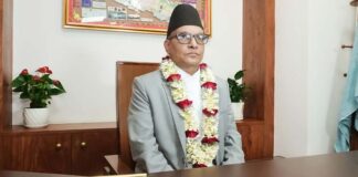 नेपालको ३३ औं प्रधान न्यायाधीशमा डा. मनोज कुमार शर्मा, पदको अधिकतम सदुपयोग गर्न पाउने काठमाडौँ, जेठ ६ गते । सर्वोच्च अदालतका न्यायाधीश डा. मनोजकुमार शर्मा ३३ औँ प्रधान न्यायाधीशमा नियुक्त हुनुभएको छ । संसदीय सुनुवाइ समितिबाट नाम अनुमोदन भएसँगै राष्ट्रपति रामचन्द्र पौडेलले शर्मालाई प्रधान न्यायाधीशमा नियुक्त गर्नुभएको हो । संवैधानिक परिषद्को सिफारिसमा राष्ट्रपतिबाट प्रधान न्यायाधीश नियुक्तिको व्यवस्था छ । अनुमोदनलगत्तै शर्माको नियुक्ति भएको हो । उहाँले मङ्गलबार नै पद तथा गोपनीयताको शपथ लिई पदभार समाल्नुभएको छ । सर्वोच्चमा कार्यरत न्यायाधीशमध्ये रोलक्रमको चौथो नम्बरमा रहनुभएका शर्मालाई संवैधानिक परिषद्को बैठकले वैशाख २४ गते प्रधान न्यायाधीशमा सिफारिस गरेको थियो । वरिष्ठतामा न्यायाधीश शर्माभन्दा अगाडि तीन जना हुनुहुन्थ्यो । कायममुकायम प्रधान न्यायाधीश सपना प्रधान मल्ल, वरिष्ठतम न्यायाधीश कुमार रेग्मी र हरिप्रसाद फुयाँल शर्माभन्दा अघि हुनुहुन्थ्यो । वरिष्ठताक्रम पालना नभएकोमा प्रमुख प्रतिपक्ष दलका नेता र राष्ट्रिय सभा अध्यक्षले निर्णयमा फरक मत लेख्नुभएको थियो । प्रधान न्यायाधीशका रूपमा संविधानले तोकेको छ वर्षको कार्यावधि शर्मासँग छ । उहाँ उमेरदारी भएका कारण पदको अधिकतम समय पूरा गरेर अवकाश हुनुहुने छ । हालसम्मका अधिकांश प्रधान न्यायाधीश ६५ बर्से उमेर हदका कारण अवकाश पाउँदै आएका छन् । २०२७ असार ४ गते पर्सामा जन्मिनुभएका शर्माले प्रधान न्यायाधीशमा छबर्से कार्यकाल पूरा गरेर २०८९ जेठ ४ गते अवकाश पाउनुहुने छ । शर्मा २०७६ वैशाख ६ गते सर्वोच्चको न्यायाधीश नियुक्त हुनुभएको थियो । २०७० जेठ २७ मा तत्कालीन पुनरावेदन अदालतमा अतिरिक्त न्यायाधीशमा नियुक्त भई शर्माले २०७२ मङ्सिर २६ गतेसम्म काम गर्नुभएको थियो । २०७२ असोज ३ गते जारी नेपालको संविधान र त्यसपछि तर्जुमा कानुनले समेत अतिरिक्त न्यायाधीशको पद बचाऊ नगरेपछि शर्मा अतिरिक्तबाटै बिदा हुनुभएको थियो । संवैधानिक एवम् कानुन सुधारको प्रतिबद्धताः संसदीय सुनुवाइका क्रममा शर्माले सर्वोच्च अदालतमा मुद्दाको कार्यबोझ घटाउन संवैधानिक एवम् कानुन सुधारका लागि सरोकारवालासँग समन्वय गर्ने बताउनुभएको छ । यस्तै अदालतहरूको क्षेत्राधिकार पुनरवलोकनमा पनि उहाँको प्रतिबद्धता छ । अदालतहरूको अधिकारक्षेत्र पुनरवलोकन, विशिष्टीकृत अदालतको संरचना परिवर्तनलगायतमा सुझाव दिन एक महिनाभित्र उच्चस्तरीय अध्ययन समिति गठनको प्रतिबद्धता उहाँले जनाउनुभएको छ । न्यायाधीशहरूलाई प्रशासनिक तथा व्यवस्थापकीय समितिमा नराख्ने गरी सर्वोच्च अदालतको नियमावली संशोधन प्रक्रिया अघि बढाउने पनि उहाँको प्रतिबद्धतामा उल्लेख छ । कार्यबोझका आधारमा न्यायिक क्षेत्रमा जनशक्तिको व्यवस्था मिलान गर्नुपर्ने पनि उहाँको कार्ययोजनामा उल्लेख छ । फैसला कार्यान्वयनलाई अभियानका रूपमा सञ्चालन गर्ने पनि उहाँको प्राथमिकतामा छ । न्यायाधीश नियुक्तिलाई योग्यता प्रणालीमा आधारित बनाउने शर्माको प्रतिबद्धता छ । नियुक्तिलाई विवादरहित, पारदर्शी र अनुमानयोग्य बनाउने उहाँको प्रतिबद्धता छ । उच्च अदालतमा न्यायाधीश नियुक्ति गर्दा जिल्ला अदालतका न्यायाधीश र सेवारत अधिकृतलाई प्राथमिकता दिने तथा सर्वोच्चमा विज्ञता माग हुने अवस्थामा बाहेक उच्च अदालतकै न्यायाधीशबाट नियुक्त गर्ने प्रतिबद्धतामा उल्लेख छ । उहाँको प्रतिबद्धतामा भनिएको छ, “विषयगत विज्ञता माग हुने अत्यावश्यक अवस्थामा बाहेक सामान्यतः सर्वोच्च अदालतमा न्यायाधीश नियुक्ति गर्दा उच्च अदालतका न्यायाधीशहरूबाट गरिने छ ।” मुद्दाको दर्तादेखि फैसला लेखनसम्मको चरणलाई सूचना प्रणाली प्रविष्ट गर्ने कार्य एक वर्षभित्र गरिसक्ने प्रतिबद्धता शर्माले गर्नुभएको छ । मिसिल कागज आफूलाई पायक पर्ने जुनसुकै अदालतमा प्रमाणित गरी लिनसक्ने व्यवस्था गर्ने पनि कार्ययोजनामा उल्लेख छ । पूर्वाधार निर्माण र करसँग सम्बन्धित विवाद हेर्ने गरी अदालतमा छुट्टै इजलास सञ्चालन गर्नेलगायतका प्रबन्ध गर्ने प्रतिबद्धता पनि शर्माले जनाउनुभएको छ । कार्यसम्पादन चौमासिक रूपमा सार्वजनिक गर्ने प्रतिबद्धतासमेत शर्माले सुनुवाइका क्रममा जनाउनुभयो । सांसदका प्रश्नमा शर्माको जवाफः संसदीय सुनुवाइका क्रममा सांसदहरूले उठाएका प्रश्नको जवाफ दिँदै शर्माले प्रविधिमैत्री अदालतले न्यायमा ढिलाइको अन्त्य र पहुँच स्थापित गर्ने बताउनुभयो । प्रधान न्यायाधीशको नियुक्ति संविधानले बढुवाका रूपमा नलिई नियुक्तिका रूपमा लिएकाले वरिष्ठताको प्रश्न बलियो आधार नभएको उहाँको भनाइ छ । संवैधानिक निकायले गरेको नियुक्ति सिफारिसमा आफ्नो कुनै टिप्पणी नभएको पनि उहाँको भनाइ थियो । तोकिएको अवधि पूरा गरेर न्यायाधीशमा नियुक्त भएकाले आफूलाई ‘नेपोबेबी’ का रूपमा आरोपित गर्नुको अर्थ नभएको उहाँले बताउनुभयो । अरूले बनाउने स्वतन्त्र धारणामा आफ्नो कुनै जवाफ नभएको उहाँको भनाइ थियो । आफ्नो योग्यता र क्षमतामा कुनै प्रश्न नरहेको र पारिवारिक नाता भएकै कारण कुनै पदमा नियुक्ति पाउनु हुँदैन भन्ने कानुनी व्यवस्था र न्यायिक मान्यतासमेत नरहेको शर्माको प्रस्टोक्ति छ । न्यायमा पहुँच विस्तारका लागि वैतनिक कानुन व्यवसायीको सेवा, प्रोबोनो सेवालगायतलाई प्राथमिकतामा राखिएको उहाँले बताउनुभयो । आफ्नो सिफारिसविरुद्धको रिट दर्ता नभएको सम्बन्धमा आफूले कुनै टिप्पणी नगर्ने उहाँको भनाइ छ । अदालतमा न्यायाधीशभित्र कुनै पनि गुटबन्दी नरहेको पनि शर्माको भनाइ थियो ।