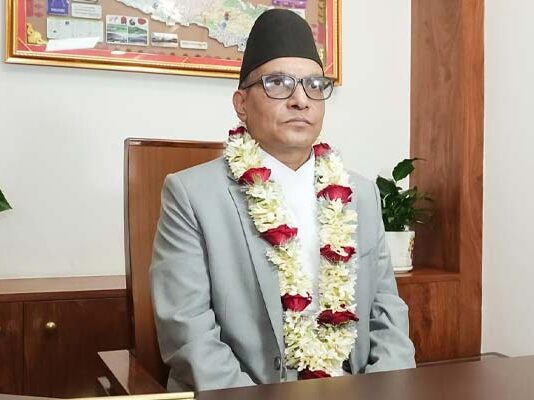 नेपालको ३३ औं प्रधान न्यायाधीशमा डा. मनोज कुमार शर्मा, पदको अधिकतम सदुपयोग गर्न पाउने काठमाडौँ, जेठ ६ गते । सर्वोच्च अदालतका न्यायाधीश डा. मनोजकुमार शर्मा ३३ औँ प्रधान न्यायाधीशमा नियुक्त हुनुभएको छ । संसदीय सुनुवाइ समितिबाट नाम अनुमोदन भएसँगै राष्ट्रपति रामचन्द्र पौडेलले शर्मालाई प्रधान न्यायाधीशमा नियुक्त गर्नुभएको हो । संवैधानिक परिषद्को सिफारिसमा राष्ट्रपतिबाट प्रधान न्यायाधीश नियुक्तिको व्यवस्था छ । अनुमोदनलगत्तै शर्माको नियुक्ति भएको हो । उहाँले मङ्गलबार नै पद तथा गोपनीयताको शपथ लिई पदभार समाल्नुभएको छ । सर्वोच्चमा कार्यरत न्यायाधीशमध्ये रोलक्रमको चौथो नम्बरमा रहनुभएका शर्मालाई संवैधानिक परिषद्को बैठकले वैशाख २४ गते प्रधान न्यायाधीशमा सिफारिस गरेको थियो । वरिष्ठतामा न्यायाधीश शर्माभन्दा अगाडि तीन जना हुनुहुन्थ्यो । कायममुकायम प्रधान न्यायाधीश सपना प्रधान मल्ल, वरिष्ठतम न्यायाधीश कुमार रेग्मी र हरिप्रसाद फुयाँल शर्माभन्दा अघि हुनुहुन्थ्यो । वरिष्ठताक्रम पालना नभएकोमा प्रमुख प्रतिपक्ष दलका नेता र राष्ट्रिय सभा अध्यक्षले निर्णयमा फरक मत लेख्नुभएको थियो । प्रधान न्यायाधीशका रूपमा संविधानले तोकेको छ वर्षको कार्यावधि शर्मासँग छ । उहाँ उमेरदारी भएका कारण पदको अधिकतम समय पूरा गरेर अवकाश हुनुहुने छ । हालसम्मका अधिकांश प्रधान न्यायाधीश ६५ बर्से उमेर हदका कारण अवकाश पाउँदै आएका छन् । २०२७ असार ४ गते पर्सामा जन्मिनुभएका शर्माले प्रधान न्यायाधीशमा छबर्से कार्यकाल पूरा गरेर २०८९ जेठ ४ गते अवकाश पाउनुहुने छ । शर्मा २०७६ वैशाख ६ गते सर्वोच्चको न्यायाधीश नियुक्त हुनुभएको थियो । २०७० जेठ २७ मा तत्कालीन पुनरावेदन अदालतमा अतिरिक्त न्यायाधीशमा नियुक्त भई शर्माले २०७२ मङ्सिर २६ गतेसम्म काम गर्नुभएको थियो । २०७२ असोज ३ गते जारी नेपालको संविधान र त्यसपछि तर्जुमा कानुनले समेत अतिरिक्त न्यायाधीशको पद बचाऊ नगरेपछि शर्मा अतिरिक्तबाटै बिदा हुनुभएको थियो । संवैधानिक एवम् कानुन सुधारको प्रतिबद्धताः संसदीय सुनुवाइका क्रममा शर्माले सर्वोच्च अदालतमा मुद्दाको कार्यबोझ घटाउन संवैधानिक एवम् कानुन सुधारका लागि सरोकारवालासँग समन्वय गर्ने बताउनुभएको छ । यस्तै अदालतहरूको क्षेत्राधिकार पुनरवलोकनमा पनि उहाँको प्रतिबद्धता छ । अदालतहरूको अधिकारक्षेत्र पुनरवलोकन, विशिष्टीकृत अदालतको संरचना परिवर्तनलगायतमा सुझाव दिन एक महिनाभित्र उच्चस्तरीय अध्ययन समिति गठनको प्रतिबद्धता उहाँले जनाउनुभएको छ । न्यायाधीशहरूलाई प्रशासनिक तथा व्यवस्थापकीय समितिमा नराख्ने गरी सर्वोच्च अदालतको नियमावली संशोधन प्रक्रिया अघि बढाउने पनि उहाँको प्रतिबद्धतामा उल्लेख छ । कार्यबोझका आधारमा न्यायिक क्षेत्रमा जनशक्तिको व्यवस्था मिलान गर्नुपर्ने पनि उहाँको कार्ययोजनामा उल्लेख छ । फैसला कार्यान्वयनलाई अभियानका रूपमा सञ्चालन गर्ने पनि उहाँको प्राथमिकतामा छ । न्यायाधीश नियुक्तिलाई योग्यता प्रणालीमा आधारित बनाउने शर्माको प्रतिबद्धता छ । नियुक्तिलाई विवादरहित, पारदर्शी र अनुमानयोग्य बनाउने उहाँको प्रतिबद्धता छ । उच्च अदालतमा न्यायाधीश नियुक्ति गर्दा जिल्ला अदालतका न्यायाधीश र सेवारत अधिकृतलाई प्राथमिकता दिने तथा सर्वोच्चमा विज्ञता माग हुने अवस्थामा बाहेक उच्च अदालतकै न्यायाधीशबाट नियुक्त गर्ने प्रतिबद्धतामा उल्लेख छ । उहाँको प्रतिबद्धतामा भनिएको छ, “विषयगत विज्ञता माग हुने अत्यावश्यक अवस्थामा बाहेक सामान्यतः सर्वोच्च अदालतमा न्यायाधीश नियुक्ति गर्दा उच्च अदालतका न्यायाधीशहरूबाट गरिने छ ।” मुद्दाको दर्तादेखि फैसला लेखनसम्मको चरणलाई सूचना प्रणाली प्रविष्ट गर्ने कार्य एक वर्षभित्र गरिसक्ने प्रतिबद्धता शर्माले गर्नुभएको छ । मिसिल कागज आफूलाई पायक पर्ने जुनसुकै अदालतमा प्रमाणित गरी लिनसक्ने व्यवस्था गर्ने पनि कार्ययोजनामा उल्लेख छ । पूर्वाधार निर्माण र करसँग सम्बन्धित विवाद हेर्ने गरी अदालतमा छुट्टै इजलास सञ्चालन गर्नेलगायतका प्रबन्ध गर्ने प्रतिबद्धता पनि शर्माले जनाउनुभएको छ । कार्यसम्पादन चौमासिक रूपमा सार्वजनिक गर्ने प्रतिबद्धतासमेत शर्माले सुनुवाइका क्रममा जनाउनुभयो । सांसदका प्रश्नमा शर्माको जवाफः संसदीय सुनुवाइका क्रममा सांसदहरूले उठाएका प्रश्नको जवाफ दिँदै शर्माले प्रविधिमैत्री अदालतले न्यायमा ढिलाइको अन्त्य र पहुँच स्थापित गर्ने बताउनुभयो । प्रधान न्यायाधीशको नियुक्ति संविधानले बढुवाका रूपमा नलिई नियुक्तिका रूपमा लिएकाले वरिष्ठताको प्रश्न बलियो आधार नभएको उहाँको भनाइ छ । संवैधानिक निकायले गरेको नियुक्ति सिफारिसमा आफ्नो कुनै टिप्पणी नभएको पनि उहाँको भनाइ थियो । तोकिएको अवधि पूरा गरेर न्यायाधीशमा नियुक्त भएकाले आफूलाई ‘नेपोबेबी’ का रूपमा आरोपित गर्नुको अर्थ नभएको उहाँले बताउनुभयो । अरूले बनाउने स्वतन्त्र धारणामा आफ्नो कुनै जवाफ नभएको उहाँको भनाइ थियो । आफ्नो योग्यता र क्षमतामा कुनै प्रश्न नरहेको र पारिवारिक नाता भएकै कारण कुनै पदमा नियुक्ति पाउनु हुँदैन भन्ने कानुनी व्यवस्था र न्यायिक मान्यतासमेत नरहेको शर्माको प्रस्टोक्ति छ । न्यायमा पहुँच विस्तारका लागि वैतनिक कानुन व्यवसायीको सेवा, प्रोबोनो सेवालगायतलाई प्राथमिकतामा राखिएको उहाँले बताउनुभयो । आफ्नो सिफारिसविरुद्धको रिट दर्ता नभएको सम्बन्धमा आफूले कुनै टिप्पणी नगर्ने उहाँको भनाइ छ । अदालतमा न्यायाधीशभित्र कुनै पनि गुटबन्दी नरहेको पनि शर्माको भनाइ थियो ।