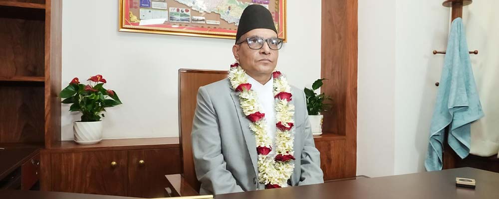 नेपालको ३३ औं प्रधान न्यायाधीशमा डा. मनोज कुमार शर्मा, पदको अधिकतम सदुपयोग गर्न पाउने काठमाडौँ, जेठ ६ गते । सर्वोच्च अदालतका न्यायाधीश डा. मनोजकुमार शर्मा ३३ औँ प्रधान न्यायाधीशमा नियुक्त हुनुभएको छ । संसदीय सुनुवाइ समितिबाट नाम अनुमोदन भएसँगै राष्ट्रपति रामचन्द्र पौडेलले शर्मालाई प्रधान न्यायाधीशमा नियुक्त गर्नुभएको हो । संवैधानिक परिषद्को सिफारिसमा राष्ट्रपतिबाट प्रधान न्यायाधीश नियुक्तिको व्यवस्था छ । अनुमोदनलगत्तै शर्माको नियुक्ति भएको हो । उहाँले मङ्गलबार नै पद तथा गोपनीयताको शपथ लिई पदभार समाल्नुभएको छ । सर्वोच्चमा कार्यरत न्यायाधीशमध्ये रोलक्रमको चौथो नम्बरमा रहनुभएका शर्मालाई संवैधानिक परिषद्को बैठकले वैशाख २४ गते प्रधान न्यायाधीशमा सिफारिस गरेको थियो । वरिष्ठतामा न्यायाधीश शर्माभन्दा अगाडि तीन जना हुनुहुन्थ्यो । कायममुकायम प्रधान न्यायाधीश सपना प्रधान मल्ल, वरिष्ठतम न्यायाधीश कुमार रेग्मी र हरिप्रसाद फुयाँल शर्माभन्दा अघि हुनुहुन्थ्यो । वरिष्ठताक्रम पालना नभएकोमा प्रमुख प्रतिपक्ष दलका नेता र राष्ट्रिय सभा अध्यक्षले निर्णयमा फरक मत लेख्नुभएको थियो । प्रधान न्यायाधीशका रूपमा संविधानले तोकेको छ वर्षको कार्यावधि शर्मासँग छ । उहाँ उमेरदारी भएका कारण पदको अधिकतम समय पूरा गरेर अवकाश हुनुहुने छ । हालसम्मका अधिकांश प्रधान न्यायाधीश ६५ बर्से उमेर हदका कारण अवकाश पाउँदै आएका छन् । २०२७ असार ४ गते पर्सामा जन्मिनुभएका शर्माले प्रधान न्यायाधीशमा छबर्से कार्यकाल पूरा गरेर २०८९ जेठ ४ गते अवकाश पाउनुहुने छ । शर्मा २०७६ वैशाख ६ गते सर्वोच्चको न्यायाधीश नियुक्त हुनुभएको थियो । २०७० जेठ २७ मा तत्कालीन पुनरावेदन अदालतमा अतिरिक्त न्यायाधीशमा नियुक्त भई शर्माले २०७२ मङ्सिर २६ गतेसम्म काम गर्नुभएको थियो । २०७२ असोज ३ गते जारी नेपालको संविधान र त्यसपछि तर्जुमा कानुनले समेत अतिरिक्त न्यायाधीशको पद बचाऊ नगरेपछि शर्मा अतिरिक्तबाटै बिदा हुनुभएको थियो । संवैधानिक एवम् कानुन सुधारको प्रतिबद्धताः संसदीय सुनुवाइका क्रममा शर्माले सर्वोच्च अदालतमा मुद्दाको कार्यबोझ घटाउन संवैधानिक एवम् कानुन सुधारका लागि सरोकारवालासँग समन्वय गर्ने बताउनुभएको छ । यस्तै अदालतहरूको क्षेत्राधिकार पुनरवलोकनमा पनि उहाँको प्रतिबद्धता छ । अदालतहरूको अधिकारक्षेत्र पुनरवलोकन, विशिष्टीकृत अदालतको संरचना परिवर्तनलगायतमा सुझाव दिन एक महिनाभित्र उच्चस्तरीय अध्ययन समिति गठनको प्रतिबद्धता उहाँले जनाउनुभएको छ । न्यायाधीशहरूलाई प्रशासनिक तथा व्यवस्थापकीय समितिमा नराख्ने गरी सर्वोच्च अदालतको नियमावली संशोधन प्रक्रिया अघि बढाउने पनि उहाँको प्रतिबद्धतामा उल्लेख छ । कार्यबोझका आधारमा न्यायिक क्षेत्रमा जनशक्तिको व्यवस्था मिलान गर्नुपर्ने पनि उहाँको कार्ययोजनामा उल्लेख छ । फैसला कार्यान्वयनलाई अभियानका रूपमा सञ्चालन गर्ने पनि उहाँको प्राथमिकतामा छ । न्यायाधीश नियुक्तिलाई योग्यता प्रणालीमा आधारित बनाउने शर्माको प्रतिबद्धता छ । नियुक्तिलाई विवादरहित, पारदर्शी र अनुमानयोग्य बनाउने उहाँको प्रतिबद्धता छ । उच्च अदालतमा न्यायाधीश नियुक्ति गर्दा जिल्ला अदालतका न्यायाधीश र सेवारत अधिकृतलाई प्राथमिकता दिने तथा सर्वोच्चमा विज्ञता माग हुने अवस्थामा बाहेक उच्च अदालतकै न्यायाधीशबाट नियुक्त गर्ने प्रतिबद्धतामा उल्लेख छ । उहाँको प्रतिबद्धतामा भनिएको छ, “विषयगत विज्ञता माग हुने अत्यावश्यक अवस्थामा बाहेक सामान्यतः सर्वोच्च अदालतमा न्यायाधीश नियुक्ति गर्दा उच्च अदालतका न्यायाधीशहरूबाट गरिने छ ।” मुद्दाको दर्तादेखि फैसला लेखनसम्मको चरणलाई सूचना प्रणाली प्रविष्ट गर्ने कार्य एक वर्षभित्र गरिसक्ने प्रतिबद्धता शर्माले गर्नुभएको छ । मिसिल कागज आफूलाई पायक पर्ने जुनसुकै अदालतमा प्रमाणित गरी लिनसक्ने व्यवस्था गर्ने पनि कार्ययोजनामा उल्लेख छ । पूर्वाधार निर्माण र करसँग सम्बन्धित विवाद हेर्ने गरी अदालतमा छुट्टै इजलास सञ्चालन गर्नेलगायतका प्रबन्ध गर्ने प्रतिबद्धता पनि शर्माले जनाउनुभएको छ । कार्यसम्पादन चौमासिक रूपमा सार्वजनिक गर्ने प्रतिबद्धतासमेत शर्माले सुनुवाइका क्रममा जनाउनुभयो । सांसदका प्रश्नमा शर्माको जवाफः संसदीय सुनुवाइका क्रममा सांसदहरूले उठाएका प्रश्नको जवाफ दिँदै शर्माले प्रविधिमैत्री अदालतले न्यायमा ढिलाइको अन्त्य र पहुँच स्थापित गर्ने बताउनुभयो । प्रधान न्यायाधीशको नियुक्ति संविधानले बढुवाका रूपमा नलिई नियुक्तिका रूपमा लिएकाले वरिष्ठताको प्रश्न बलियो आधार नभएको उहाँको भनाइ छ । संवैधानिक निकायले गरेको नियुक्ति सिफारिसमा आफ्नो कुनै टिप्पणी नभएको पनि उहाँको भनाइ थियो । तोकिएको अवधि पूरा गरेर न्यायाधीशमा नियुक्त भएकाले आफूलाई ‘नेपोबेबी’ का रूपमा आरोपित गर्नुको अर्थ नभएको उहाँले बताउनुभयो । अरूले बनाउने स्वतन्त्र धारणामा आफ्नो कुनै जवाफ नभएको उहाँको भनाइ थियो । आफ्नो योग्यता र क्षमतामा कुनै प्रश्न नरहेको र पारिवारिक नाता भएकै कारण कुनै पदमा नियुक्ति पाउनु हुँदैन भन्ने कानुनी व्यवस्था र न्यायिक मान्यतासमेत नरहेको शर्माको प्रस्टोक्ति छ । न्यायमा पहुँच विस्तारका लागि वैतनिक कानुन व्यवसायीको सेवा, प्रोबोनो सेवालगायतलाई प्राथमिकतामा राखिएको उहाँले बताउनुभयो । आफ्नो सिफारिसविरुद्धको रिट दर्ता नभएको सम्बन्धमा आफूले कुनै टिप्पणी नगर्ने उहाँको भनाइ छ । अदालतमा न्यायाधीशभित्र कुनै पनि गुटबन्दी नरहेको पनि शर्माको भनाइ थियो ।