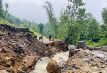 सङ्खुवासभामा पहिरोका कारण पाँचखपन—चैनपुर सडकखण्ड अवरुद्ध