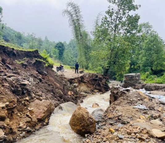 सङ्खुवासभामा पहिरोका कारण पाँचखपन—चैनपुर सडकखण्ड अवरुद्ध