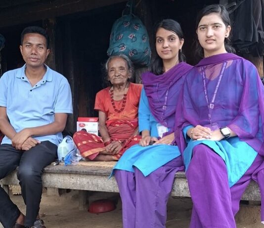 गुल्मीमा दमका बिरामीलाई घरमै पुगेर स्वास्थ्य सामग्री वितरण