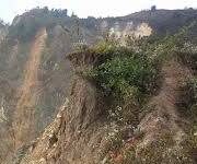 दोलखामा पहिरोमा परी ४ महिने शिशुको मृत्यु, आमा घाइते