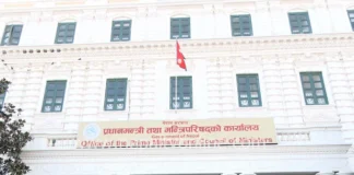 संविधान संशोधन बहसपत्र कार्यदलले मन्त्रीपरिषदको कार्यलयमा बुझायो प्रतिवेदन